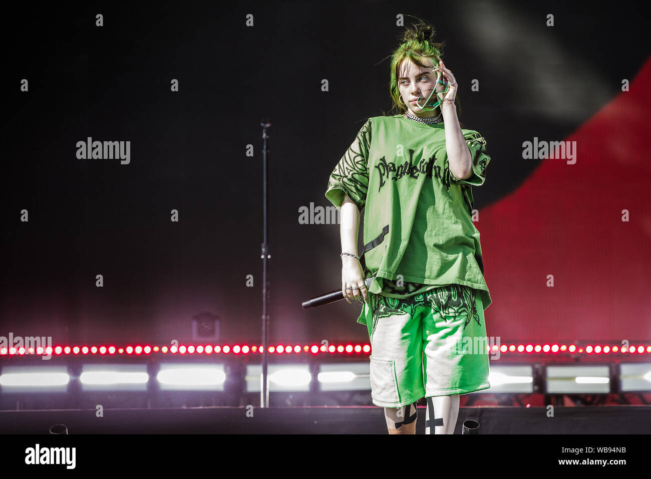 Billie Eilish's blue hair and outfit at the 2019 Reading and Leeds Festival - wide 2