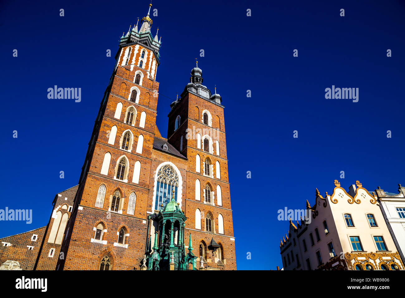 St. Mary's Basilica (Kościół Mariacki) in the Main Square (Rynek Glowny) of Krakow, Poland Stock Photo