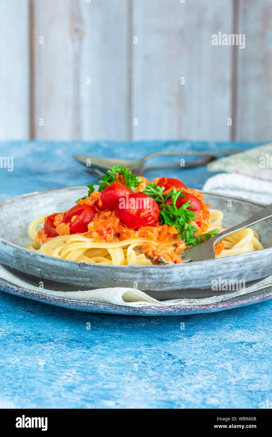 Chilli crab and cherry tomato linguine pasta Stock Photo - Alamy