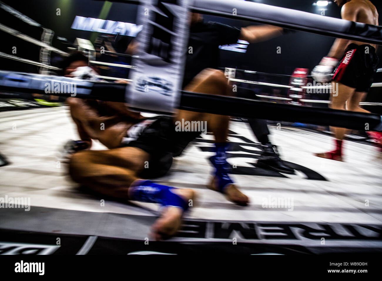 Muay thai fighting in Bangkok in Thailand Stock Photo Alamy