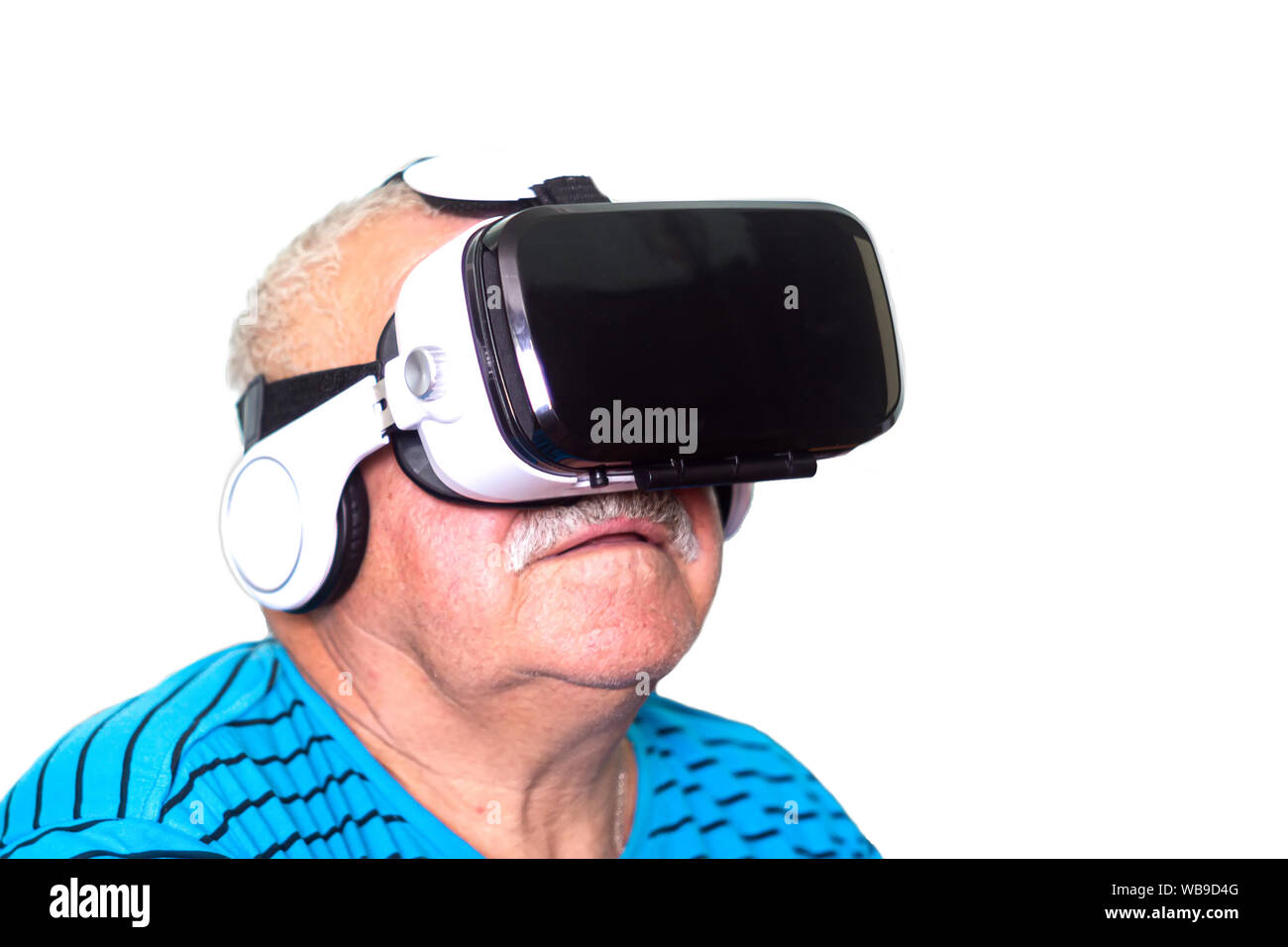 Ein Mann mit Augmented-Reality-Brille und Head-Up-Display. -  Stockfotografie: lizenzfreie Fotos © Scharfsinn 257085536