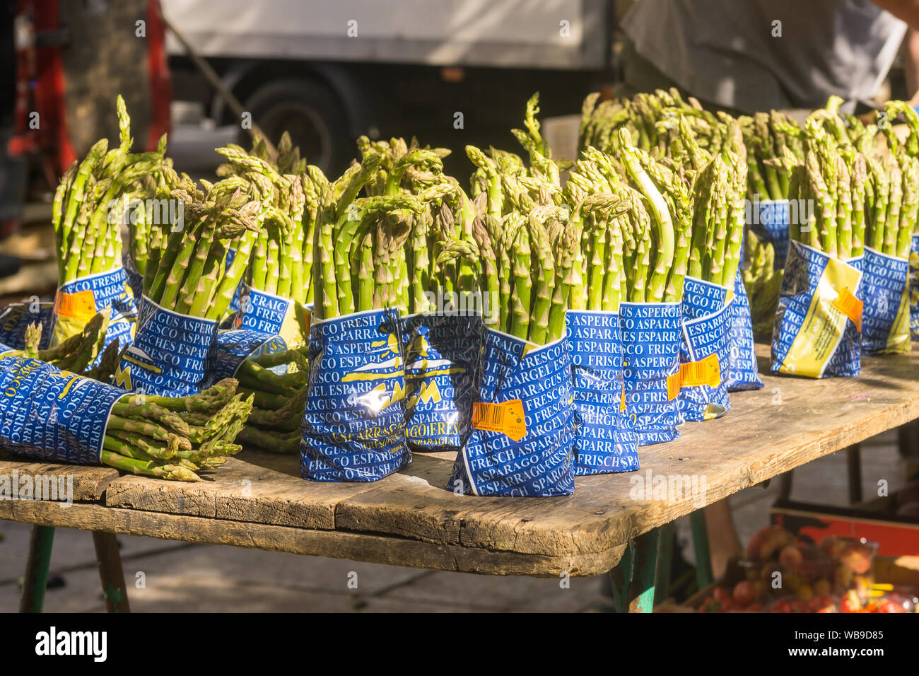 Sparrow grass bundles (Asparagus officinalis) sold at a farmers market in Paris, France, Europe. Stock Photo