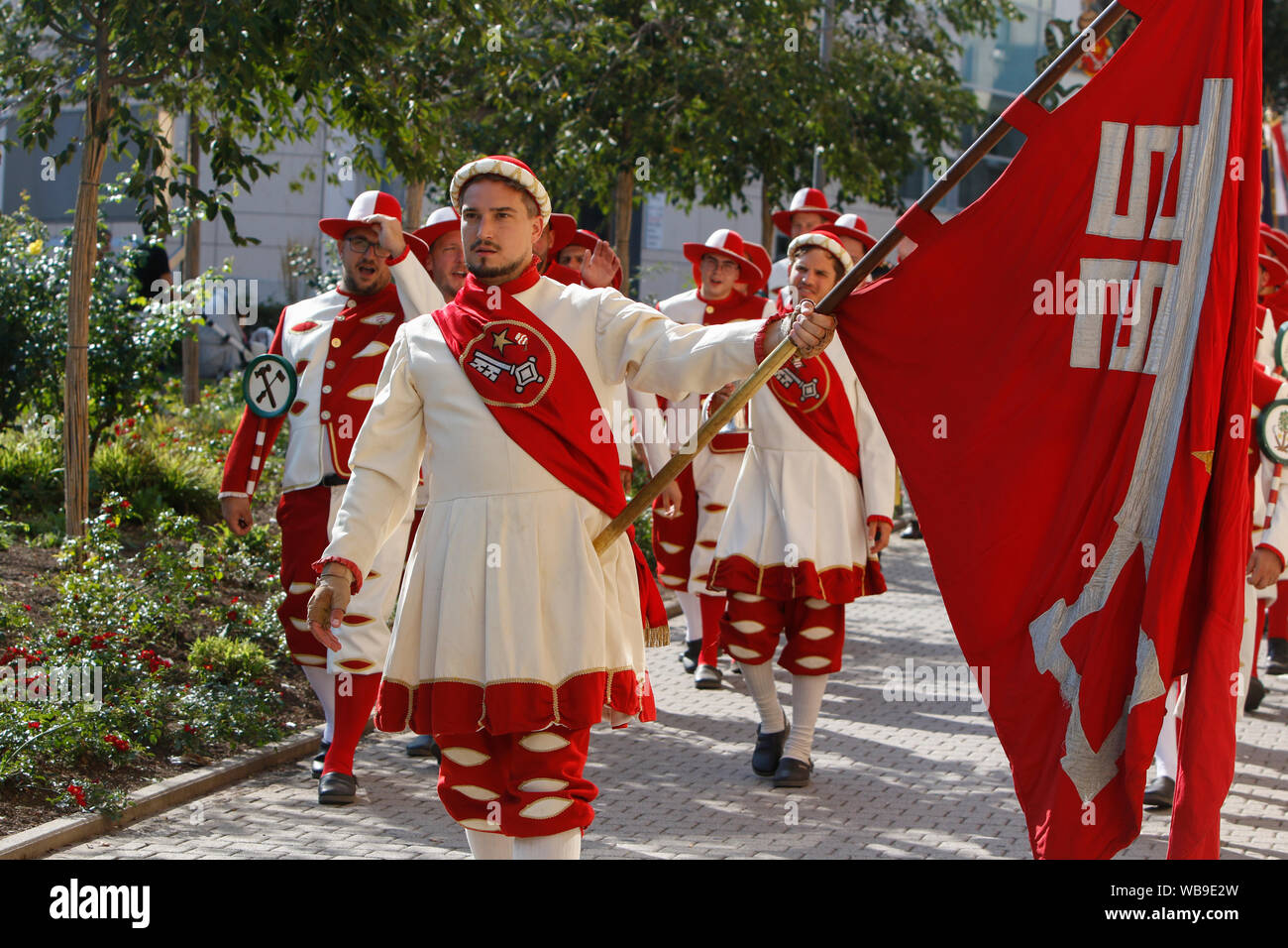 Worms, Germany. 24th August 2019. Journeymen march through the city centre of Worms. They are led by a colour guard. The largest wine and funfair along the river Rhine, the Backfischfest started in Worms with the traditional handing over of power from the Lord Mayor to the mayor of the fishermen’s lea. The ceremony was framed by dances and music. Stock Photo