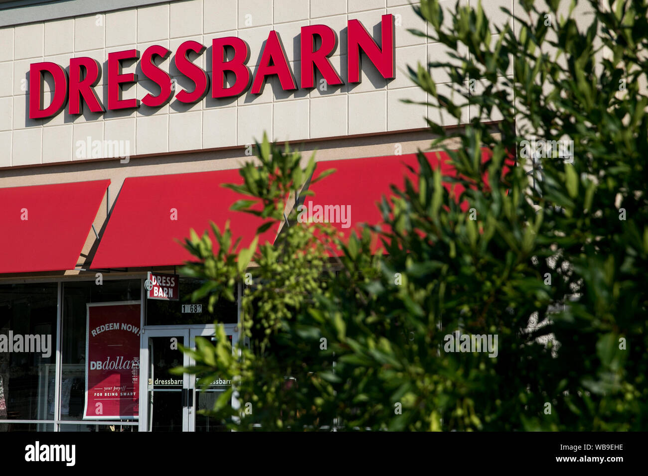 Dress barn storefront hi res stock photography and images Alamy
