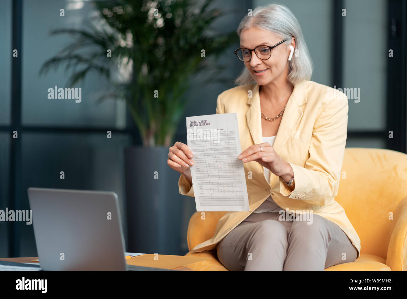 Mature woman alone calendar hi-res stock photography and images - Alamy