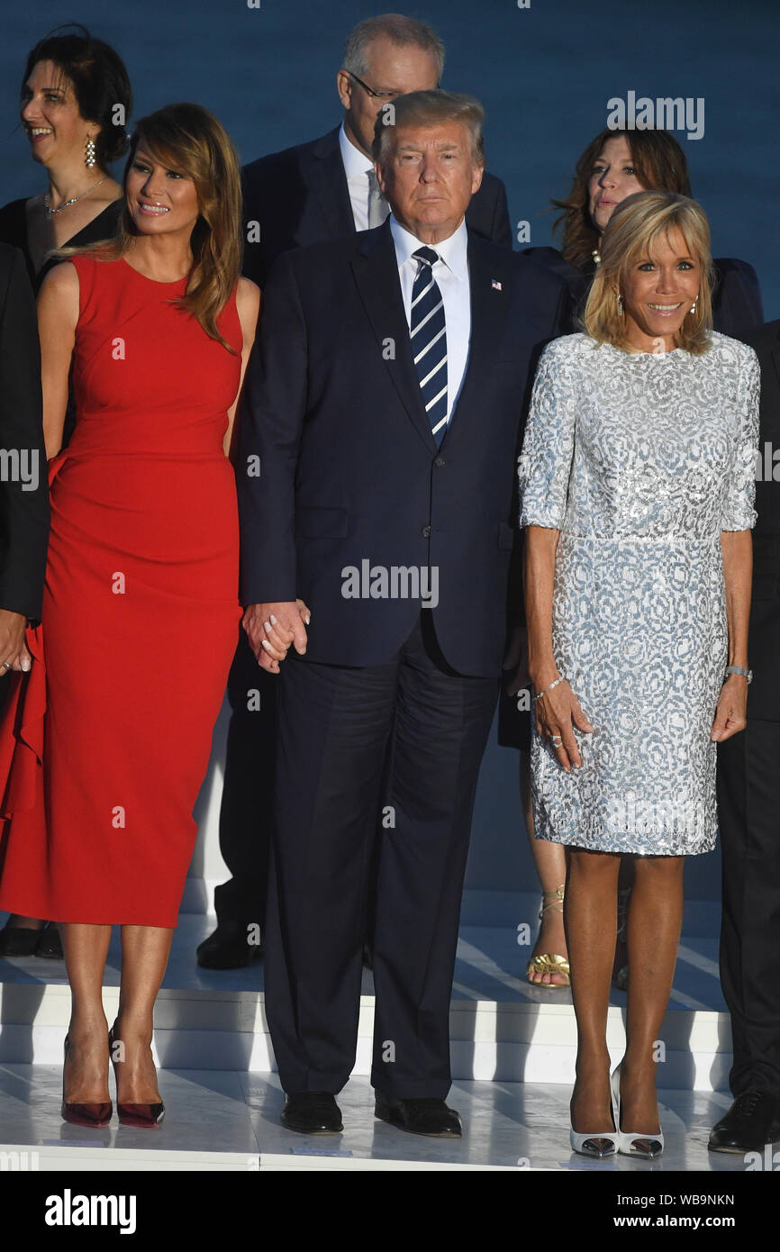 Melania Trump, US President Donald Trump and Brigitte Macron, the wife of  French President Emmanuel Macron join other World Leaders for the family  photo at the G7 Summit in Biarritz, France Stock