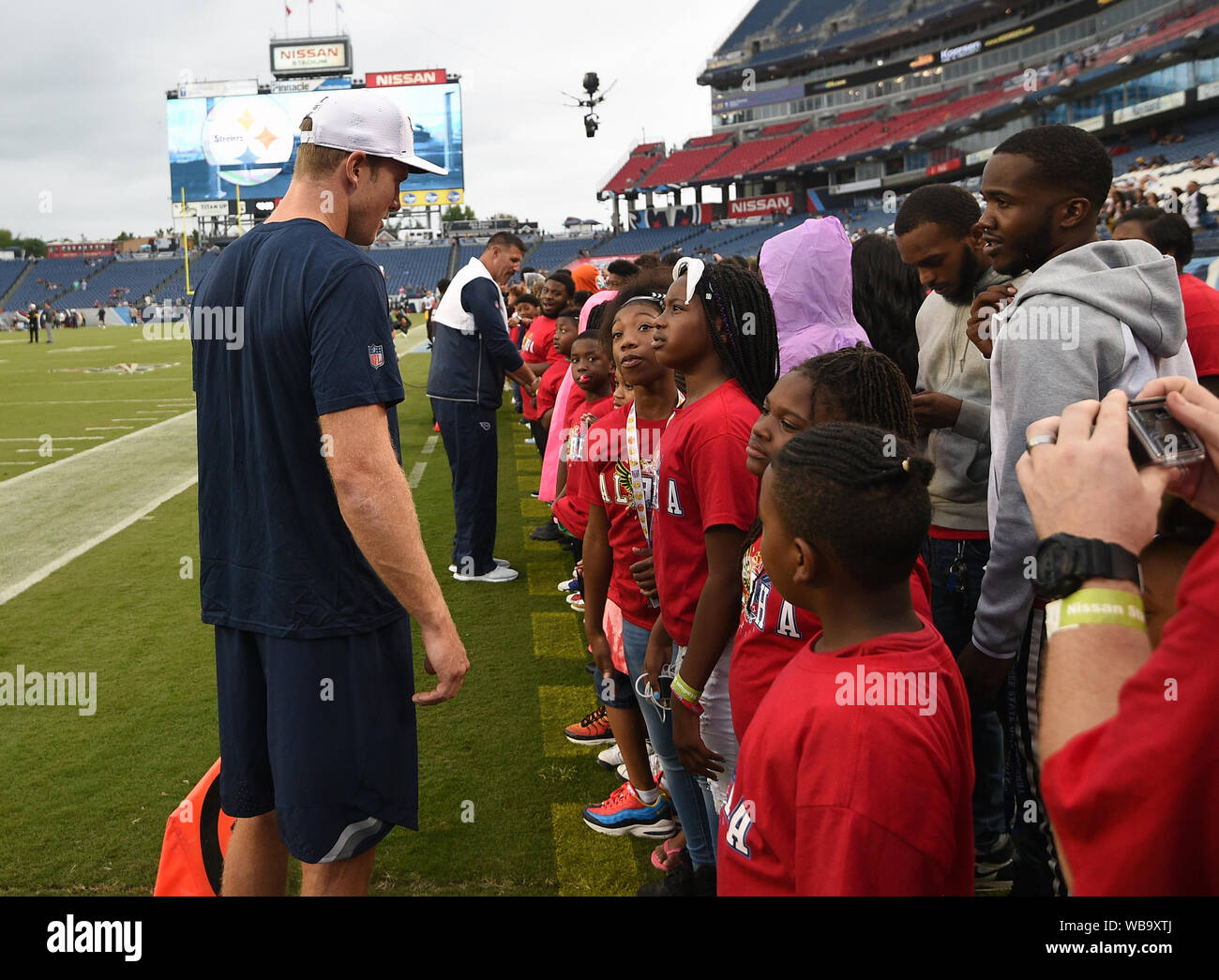 Nashville, Tennessee, USA. 25th Aug 2019. Tennessee Titans quarterback Ryan Tannehill (17) talks with fans from Nashville Boys and Girls Club and Tennessee Special Olympics during an NFL game between the Pittsburg Steelers and the Tennessee Titans at Nissan Stadium in Nashville TN. (Mandatory Photo Credit: Steve Roberts/CSM) Credit: Cal Sport Media/Alamy Live News Stock Photo