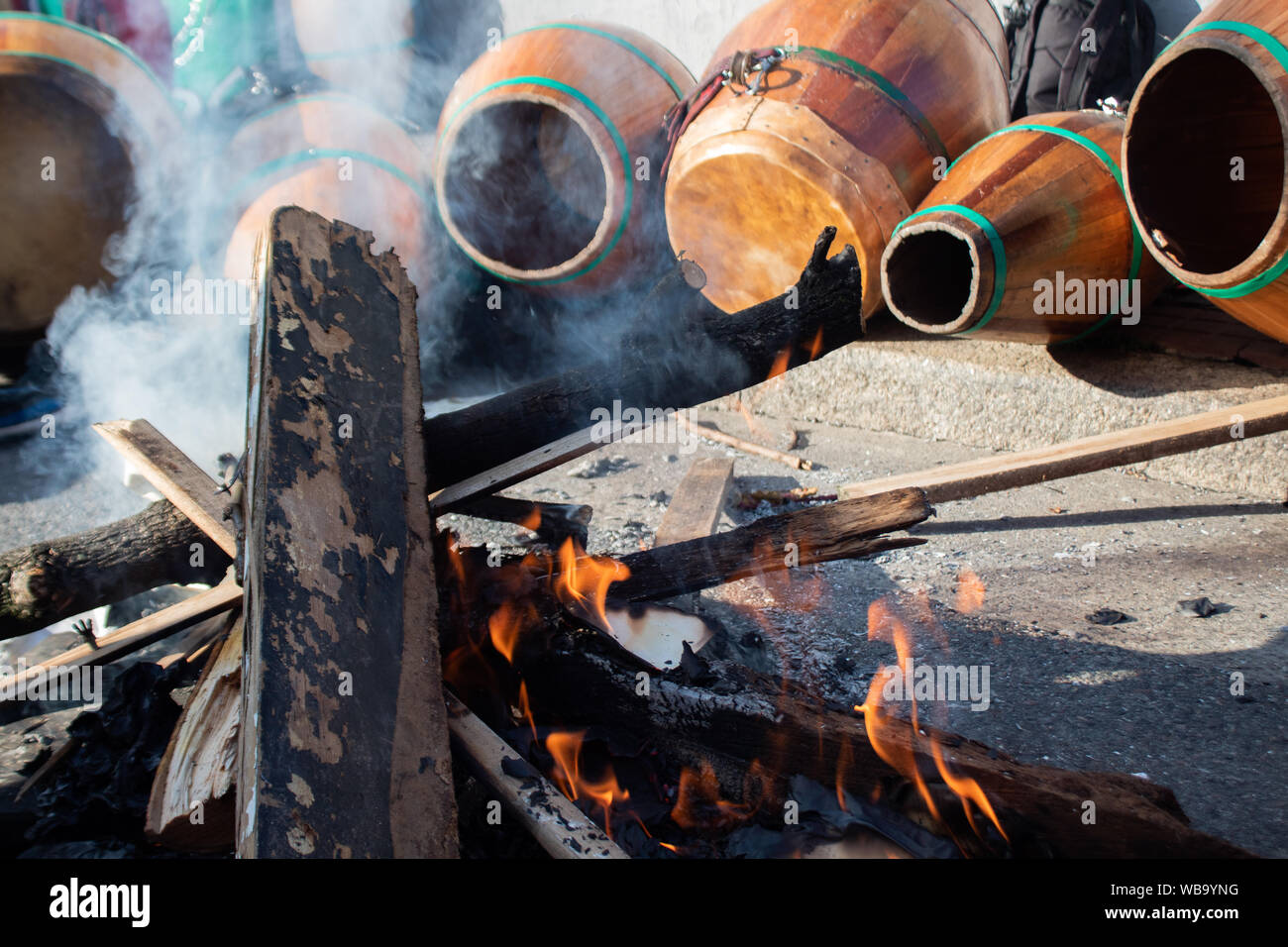 Fuego para calentar tambores africanos Stock Photo