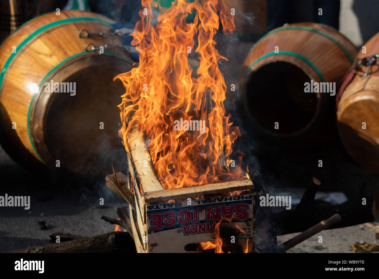 fuego para calentar tambores antes del candombe Stock Photo