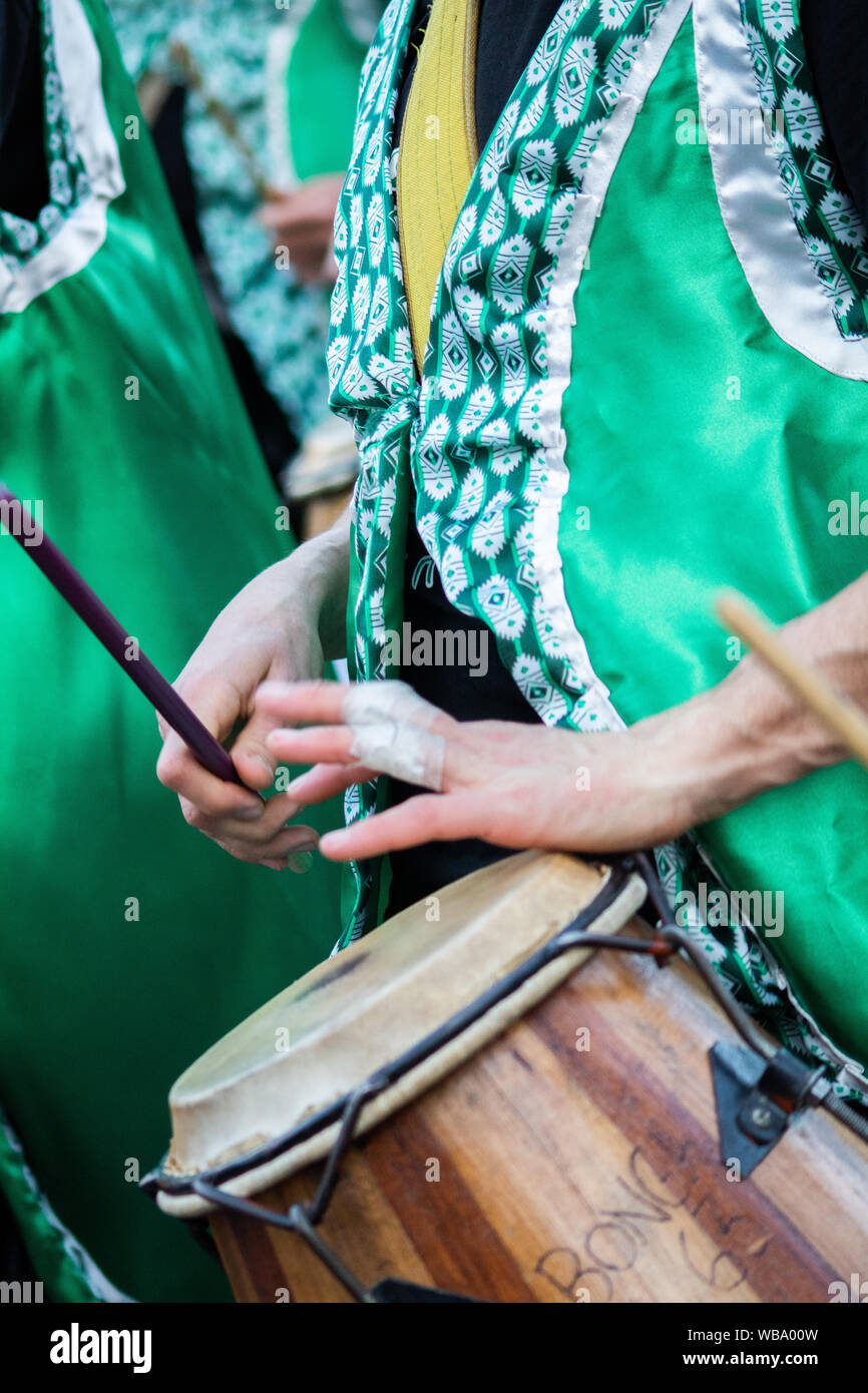 Manos de una persona tocando el tambor Stock Photo
