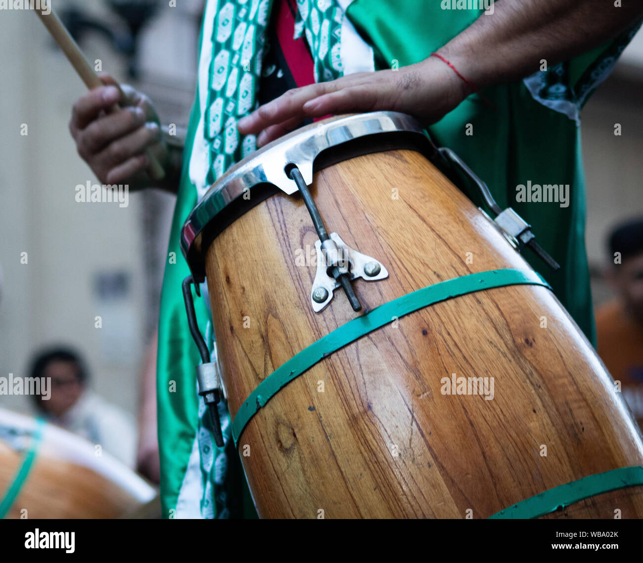 Hombre tocando un tambor candombe Stock Photo