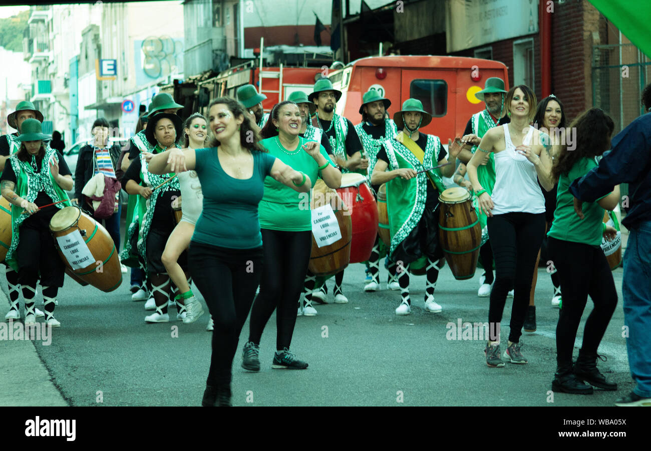 Grupo de personas bailando candombe en las calles de Buenos Aires Stock Photo