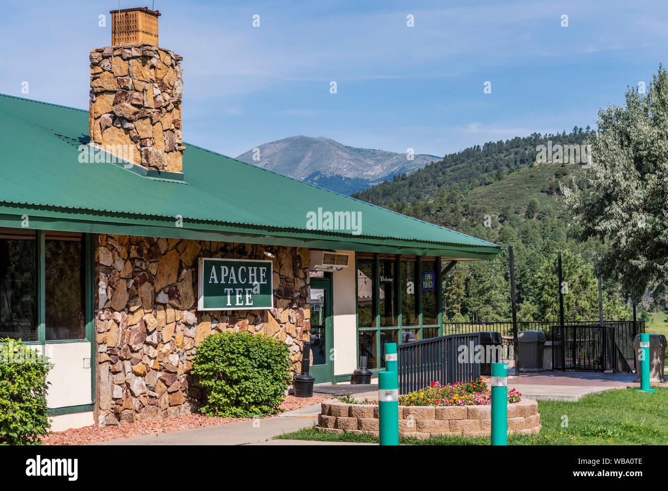 Apache Tee pro shop and restaurant with view of Sierra Blanca at Inn of the Mountain Gods Championship Golf Course, Mescalero, New Mexico, USA Stock Photo