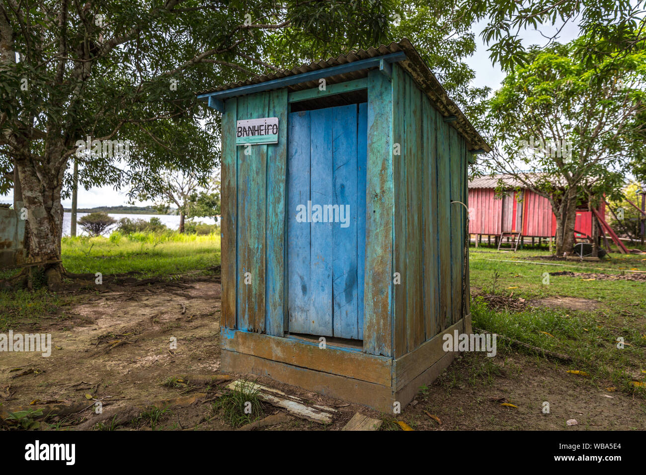 A bathroom (banheiro in portugues) with no proper sanitation in a small