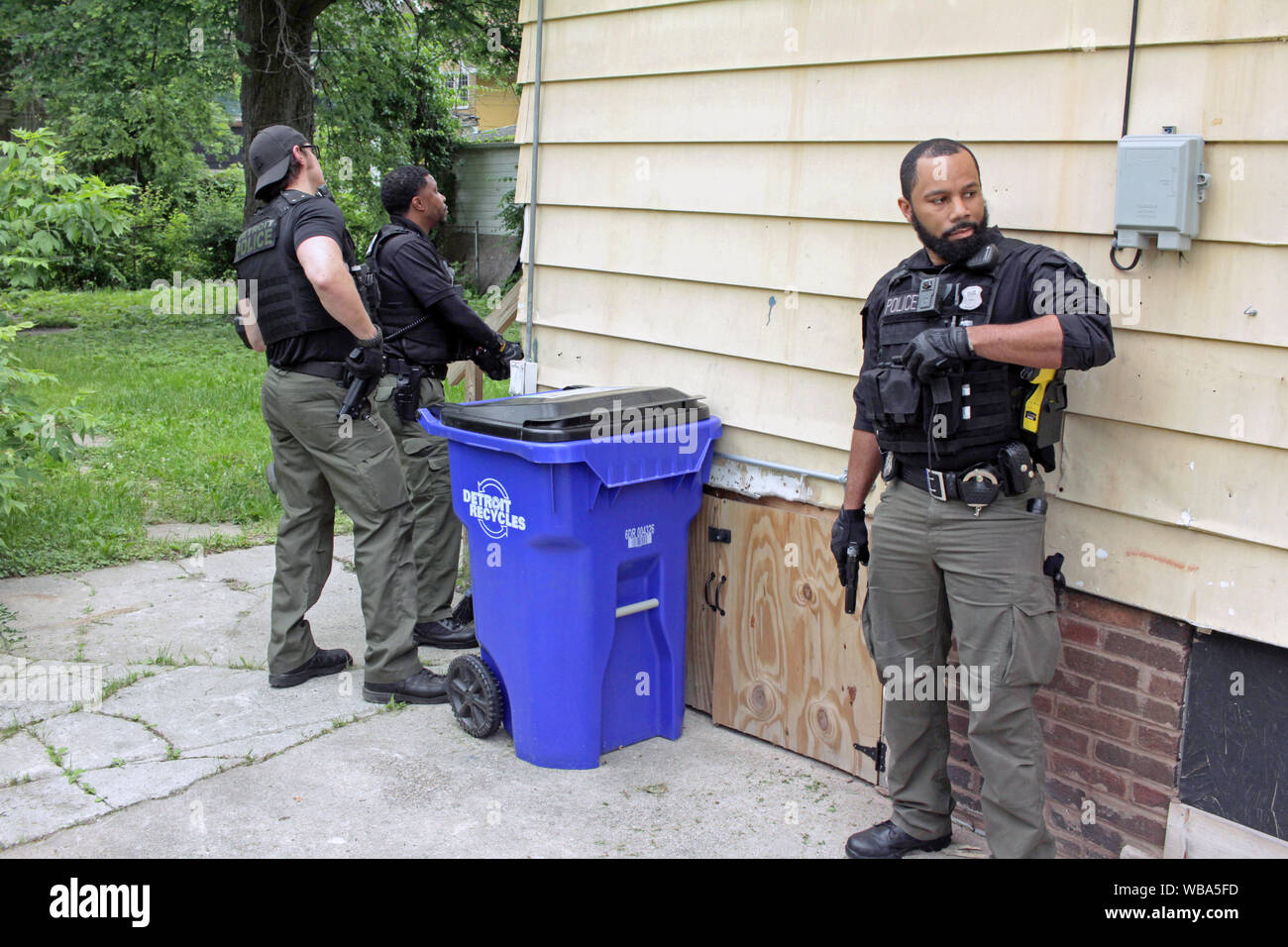 Detroit Special Ops police officers search for a wanted suspect