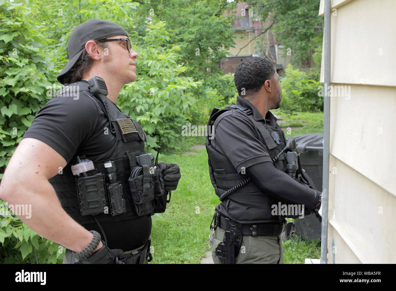 Detroit Special Ops police officers search for a wanted suspect ...