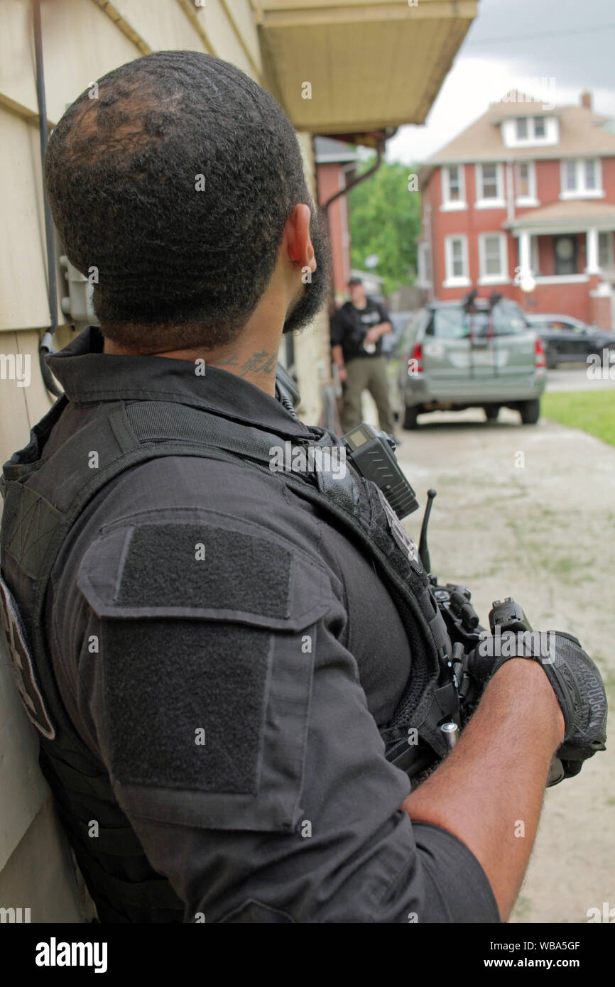 Detroit Special Ops police officers search for a wanted suspect