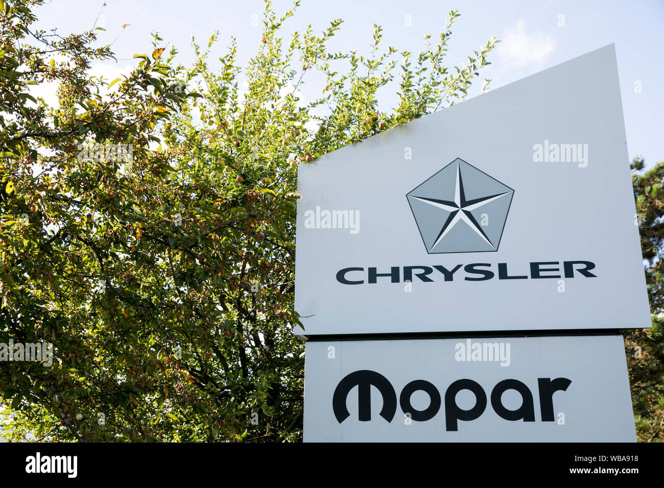 Mopar logo hi-res stock photography and images - Alamy