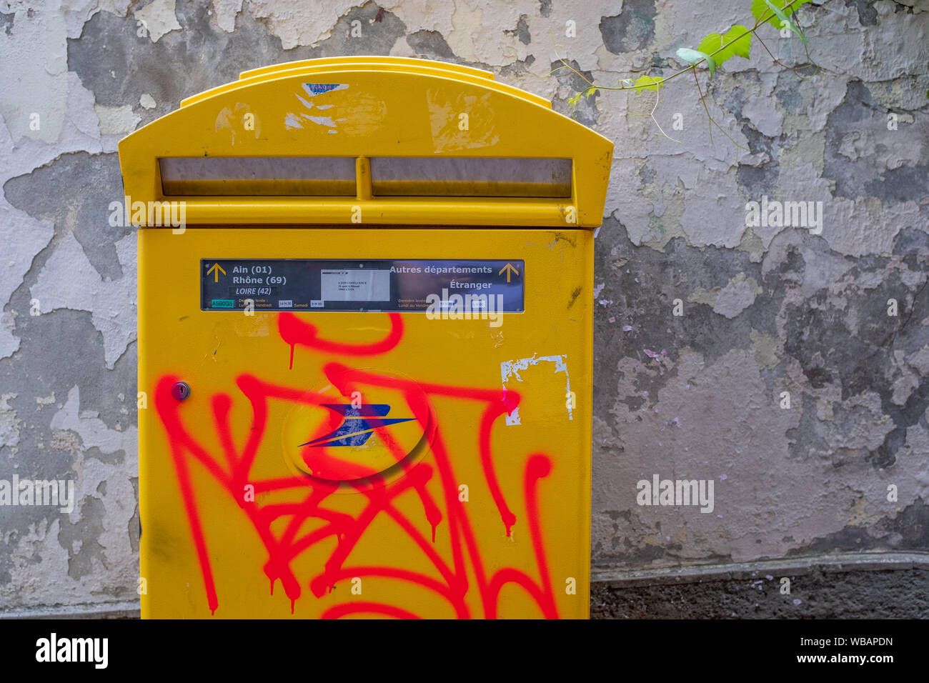France vintage mail box hi-res stock photography and images - Alamy