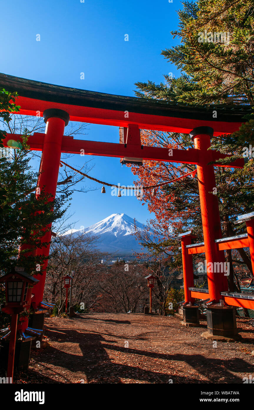 Red Torii gate of Chureito Pagoda and Snow covered Mount Fuji under autumn blue sky in centre. Shimoyoshida - Arakurayama Sengen Park in Fujiyoshida n Stock Photo