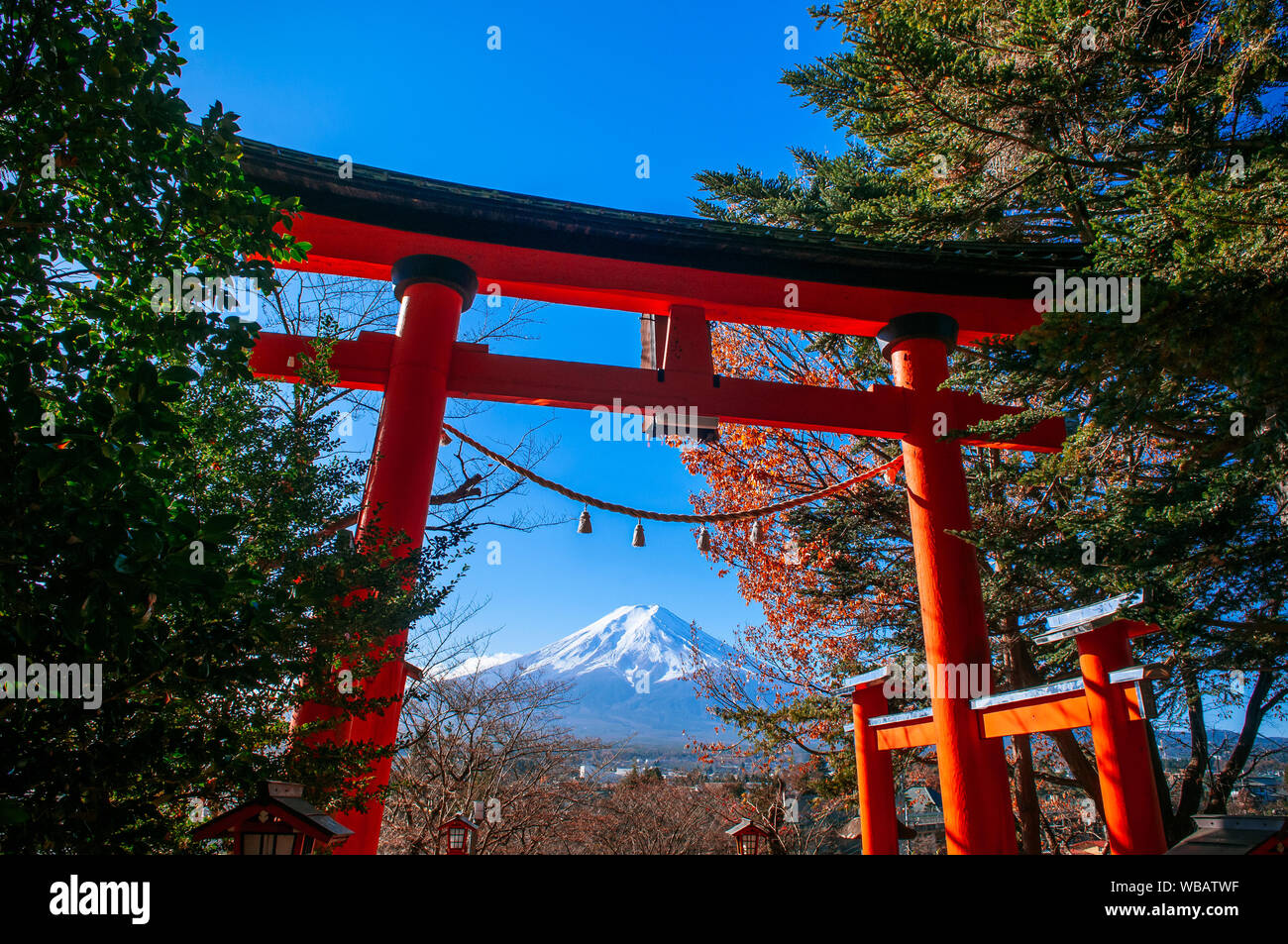 Red Torii gate of Chureito Pagoda and Snow covered Mount Fuji under autumn blue sky in centre. Shimoyoshida - Arakurayama Sengen Park in Fujiyoshida n Stock Photo