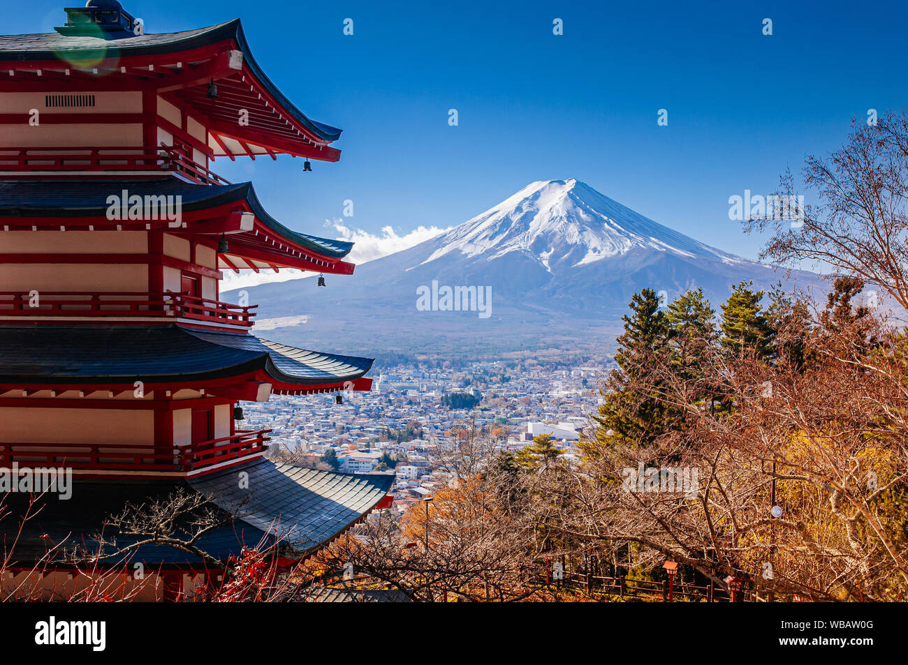 Red Chureito Pagoda and Snow covered Mount Fuji blue sky in autumn. Shimoyoshida - Arakurayama Sengen Park in Fujiyoshida near Kawaguchigo Stock Photo