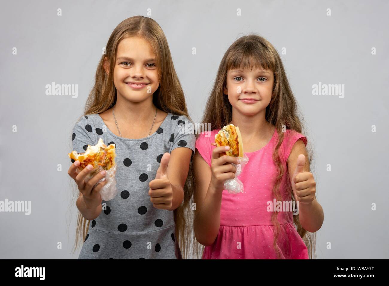 Девочка ест пиццу. Девочка ест клубнику. Две девушки с мороженым. Сыр для детей. 2 девочки которые едят.