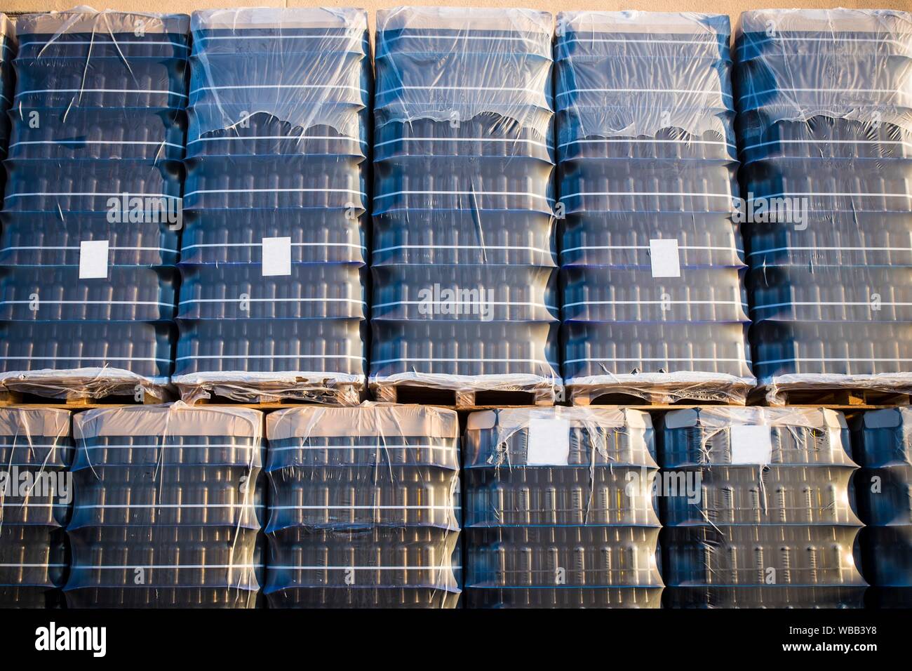 Pile of empty water bottles hi-res stock photography and images - Alamy