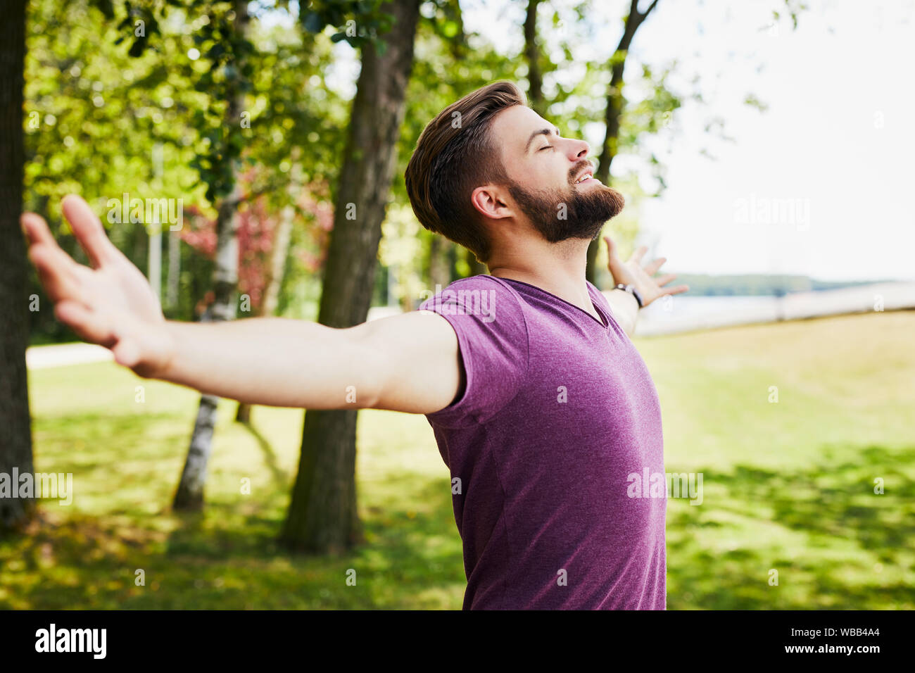 Мужчина отдыхает. Парень наслаждается. Mindset & success. Парень лежит на траве. Человек в горах раскинул руки.