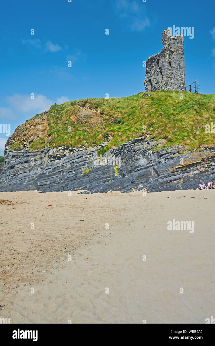 Ballybunion Castle remains overlook the sandy beach and the Atlantic Ocean, Ballybunion, County Kerry, Republic of Ireland. Stock Photo