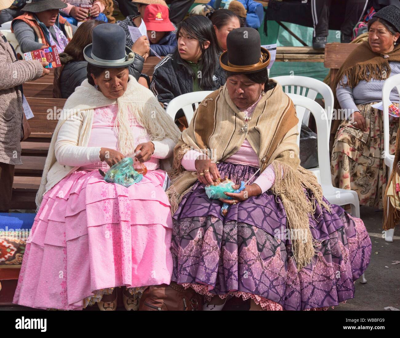 Traditional cholitas socialising, La Paz, Bolivia Stock Photo - Alamy