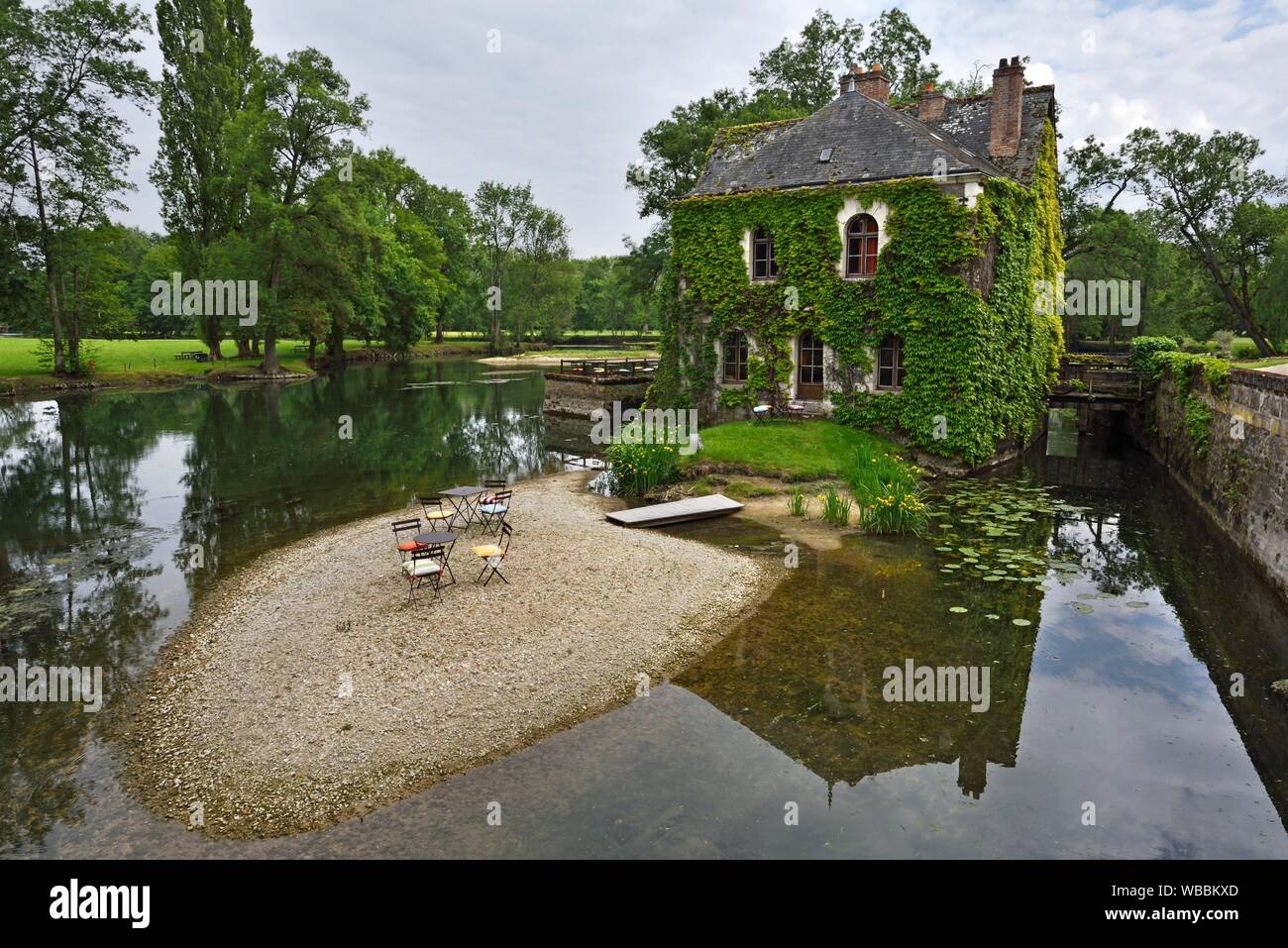 Ancien Moulin Sur L Indre Transforme En Boutique Cafe Du Chateau De L Islette Xvie Renaissance Francaise Situe A Azay Le Rideau Departement Stock Photo Alamy