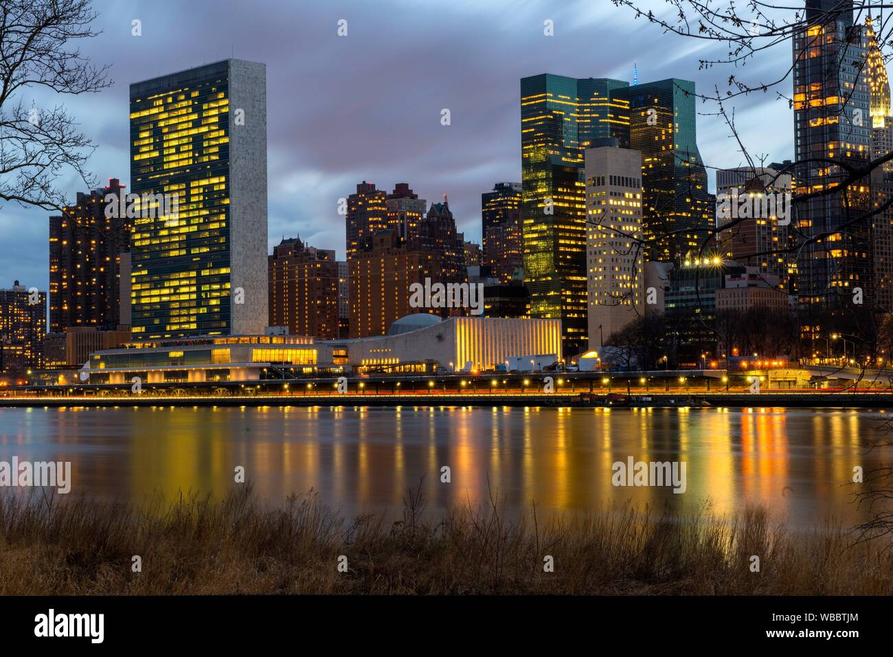 New York City Usa Nighttime View On Manhattan And The United Nations Head Quarters From Roosevelt Island Stock Photo Alamy New York City Usa Nighttime View On Manhattan And The United Nations Head Quarters From Roosevelt Island Stock Photo Alamy