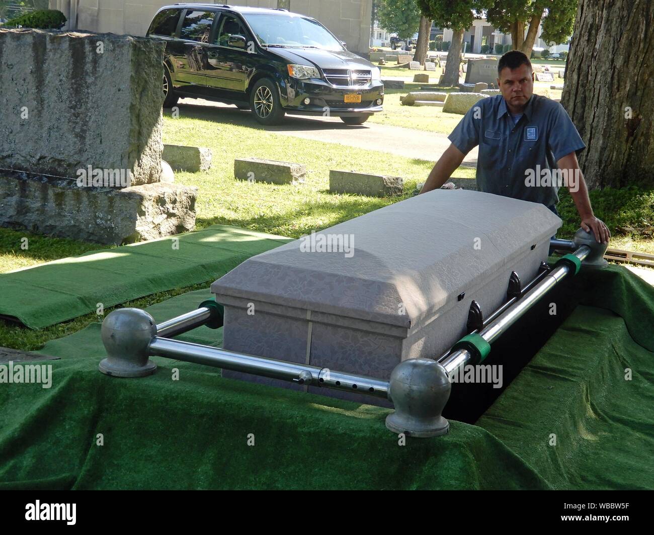 Lowering Casket Into Grave High Resolution Stock Photography and Images