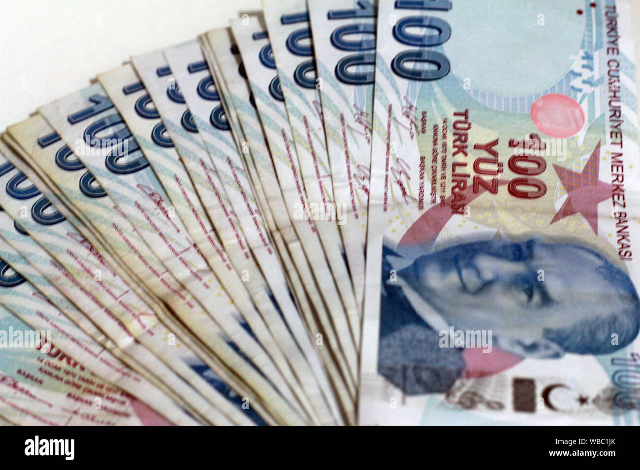 Turkish Lira banknots. 100 TL and 200 TL Stock Photo - Alamy