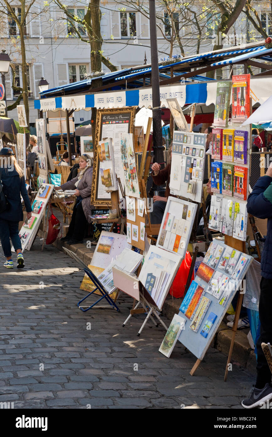 Street artists in busy square of Place du Tertre. Montmartre district ...