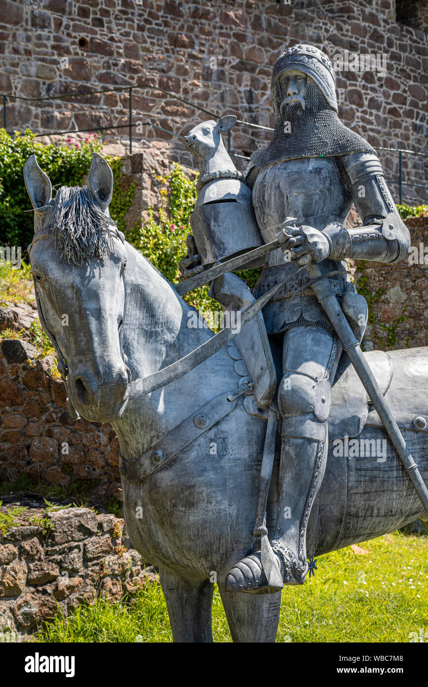 'The Perfect Knight', Owen Cunningham’s sculpture of Sir Hugh Calveley at Mont Orgueil Castle, Gorey, Jersey Stock Photo