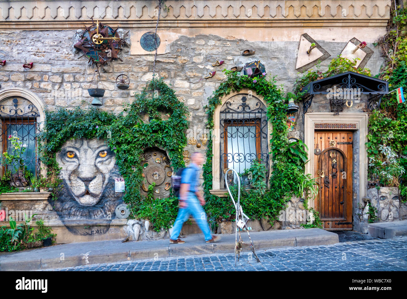 Tourist walking in front of the Ali Shamsi art gallery in Icheri Sheher