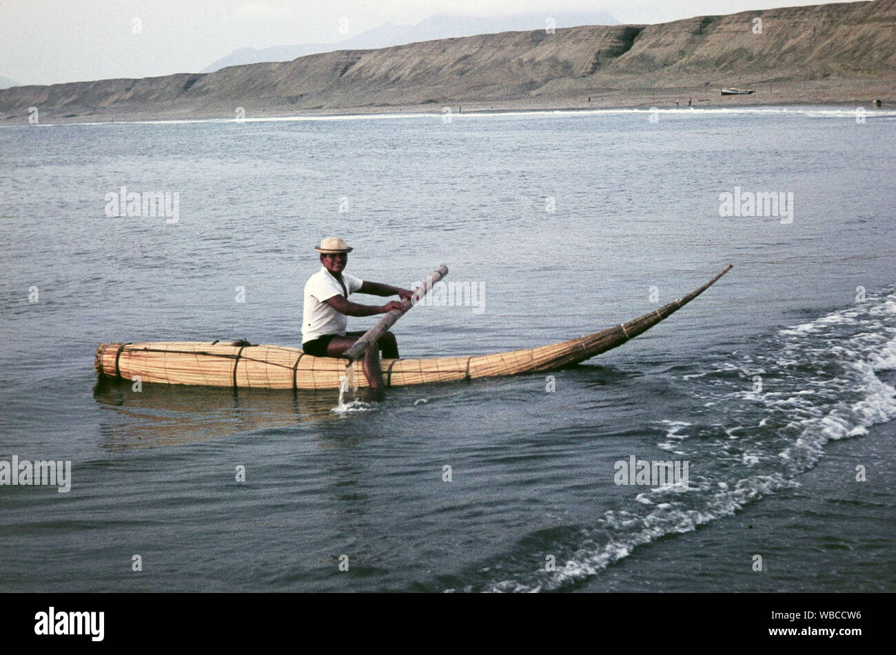 Boote aus Stroh an der Pazifikküste von Trujillo, Peru 1960er Jahre. Straw boats at the Pacific coast of Trujillo, Peru 1960s. Stock Photo
