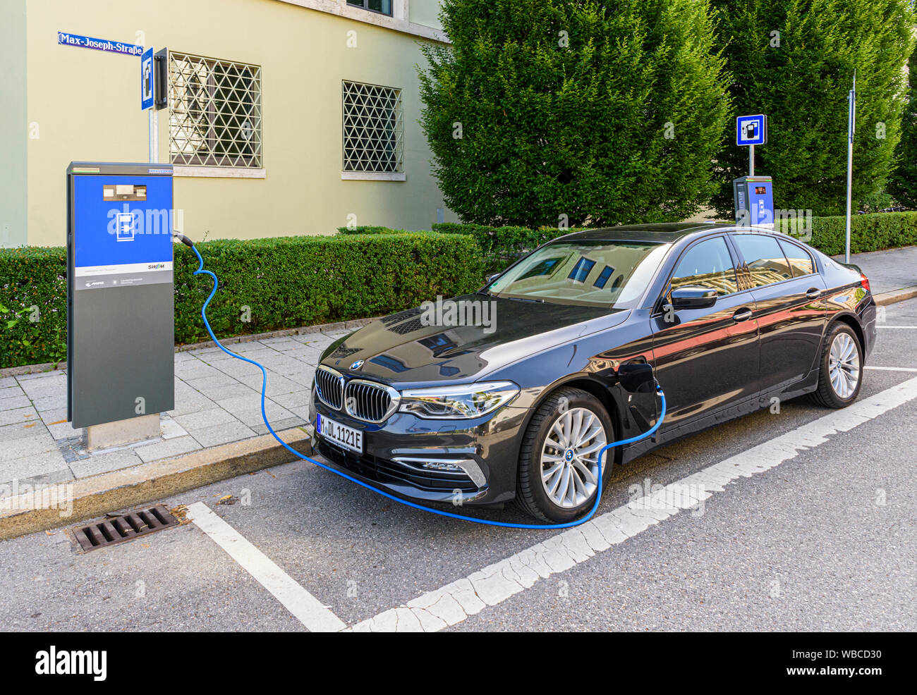 Bmw 5 Series Plug In Hybrid Hi res Stock Photography And Images Alamy