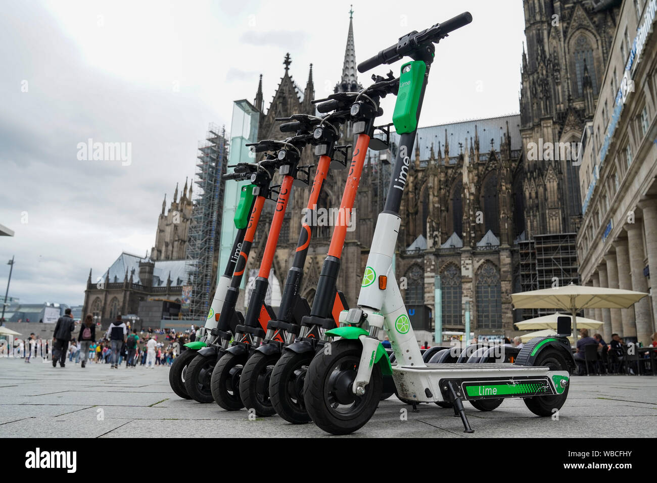 Symbolfoto;Symbolbild von E-Scootern der Anbieter circ und Lime am Bahnhofsvorplatz in Koeln Stock Photo