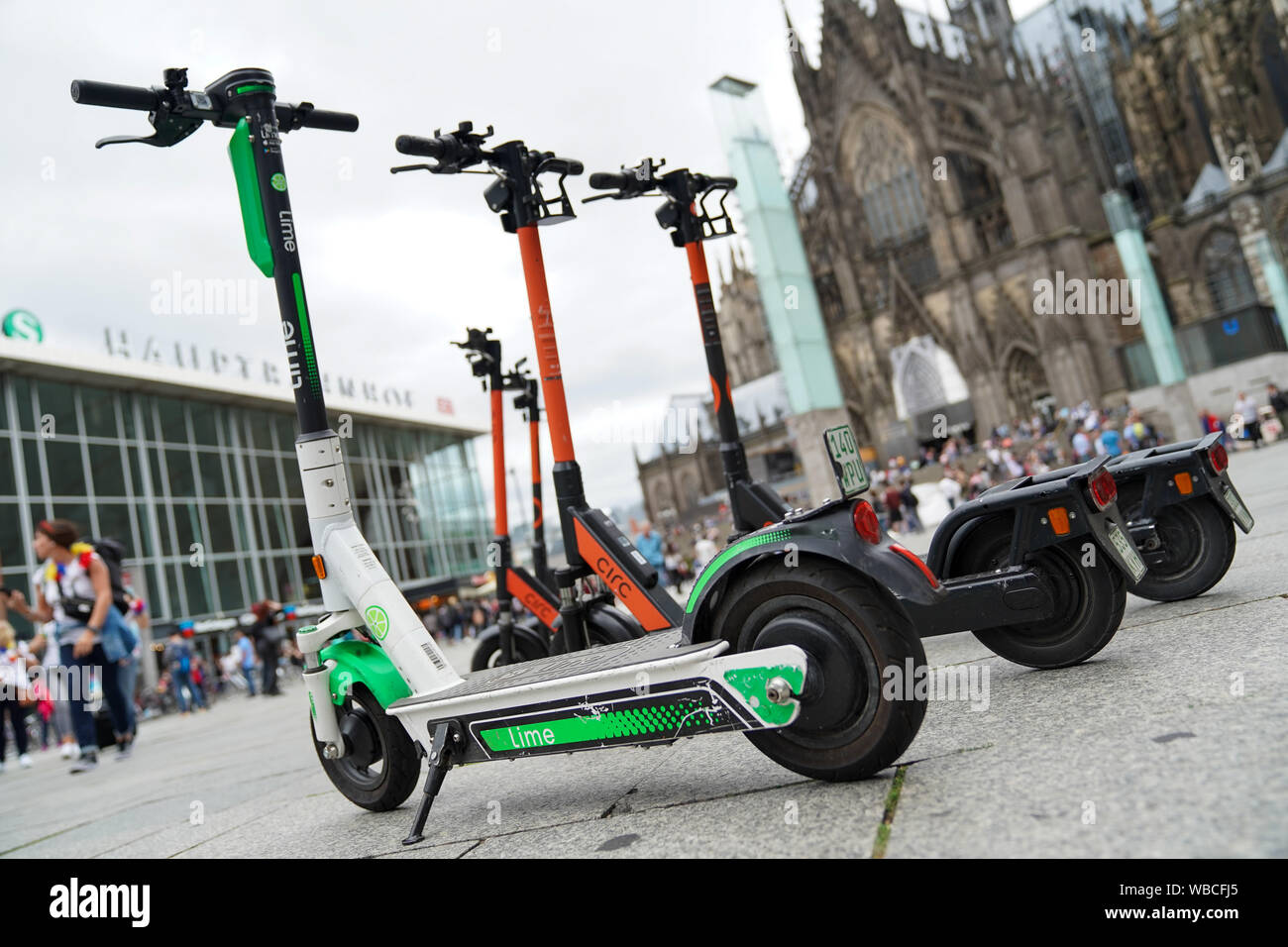 Symbolfoto;Symbolbild von E-Scootern der Anbieter circ und Lime am Bahnhofsvorplatz in Koeln Stock Photo