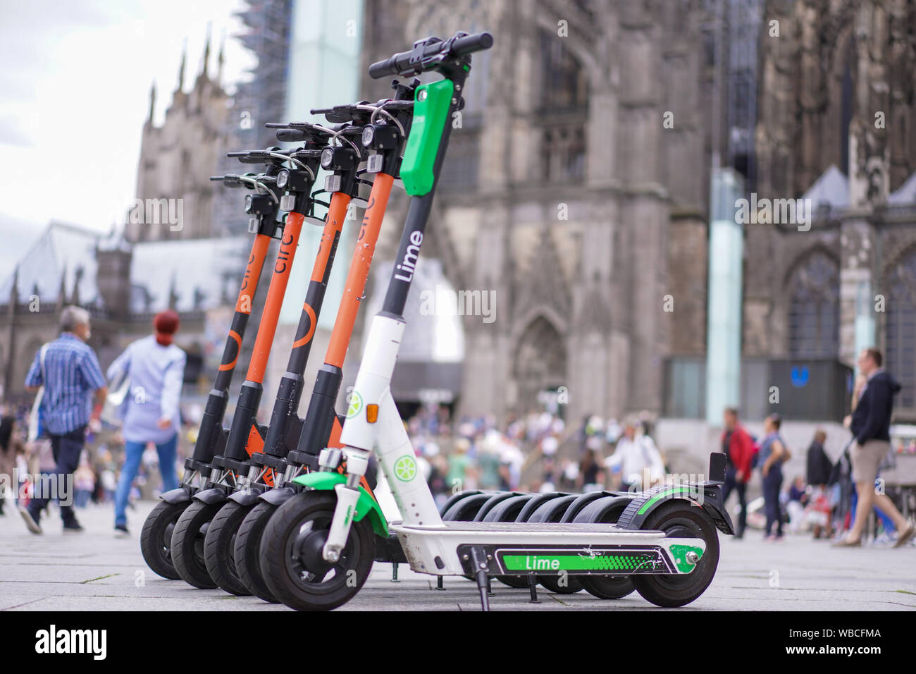 Symbolfoto;Symbolbild von E-Scootern der Anbieter circ und Lime am Bahnhofsvorplatz in Koeln Stock Photo