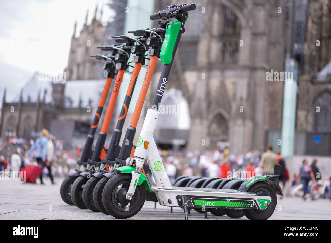 Symbolfoto;Symbolbild von E-Scootern der Anbieter circ und Lime am Bahnhofsvorplatz in Koeln Stock Photo