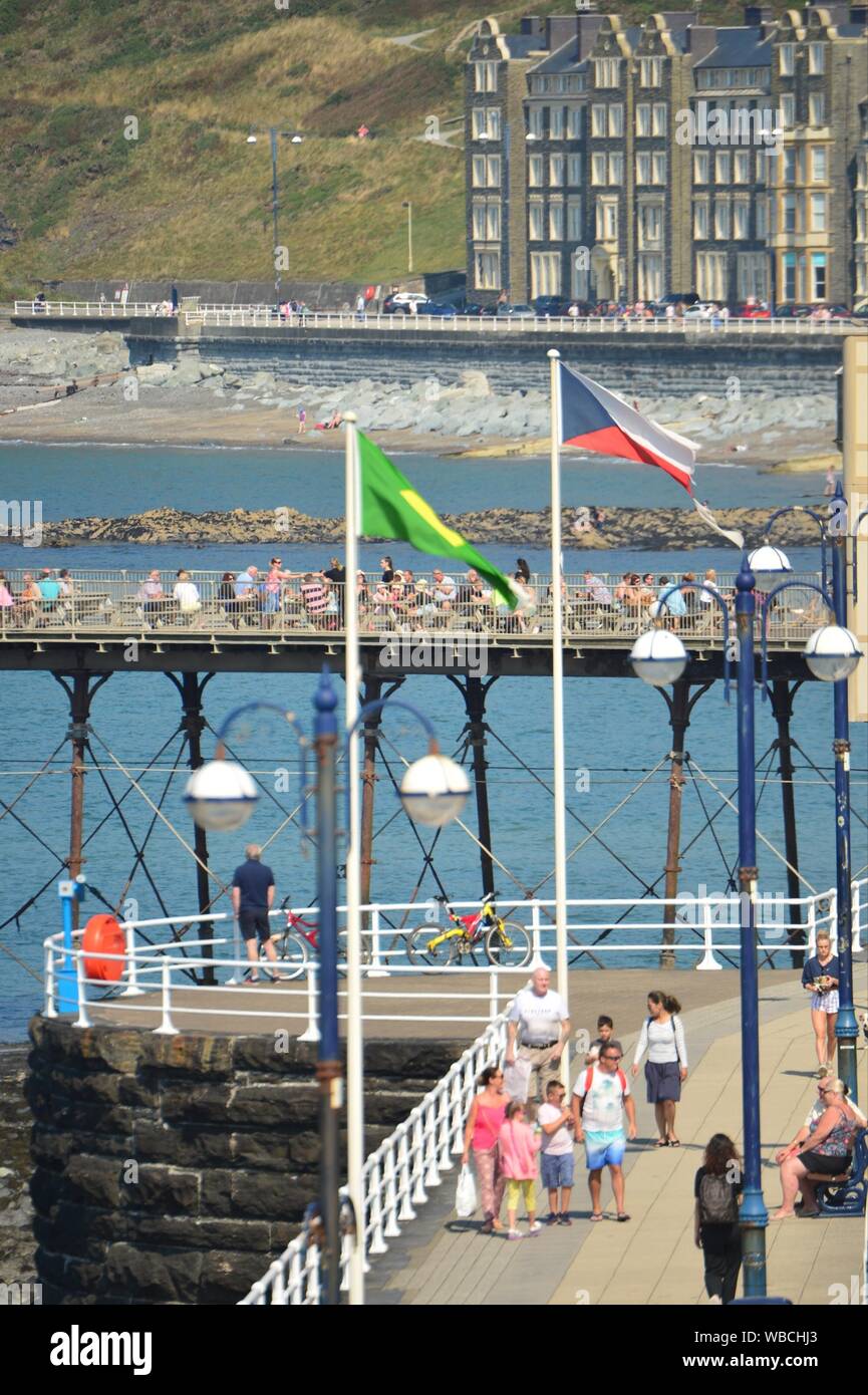 Aberystwyth, UK. 26 August 2019. UK Weather: People enjoying another day of hot sunshine and clear blue skies at the seaside in Aberystwyth on the August Bank Holiday Monday. Photo credit Keith Morris / Alamy Live News Stock Photo
