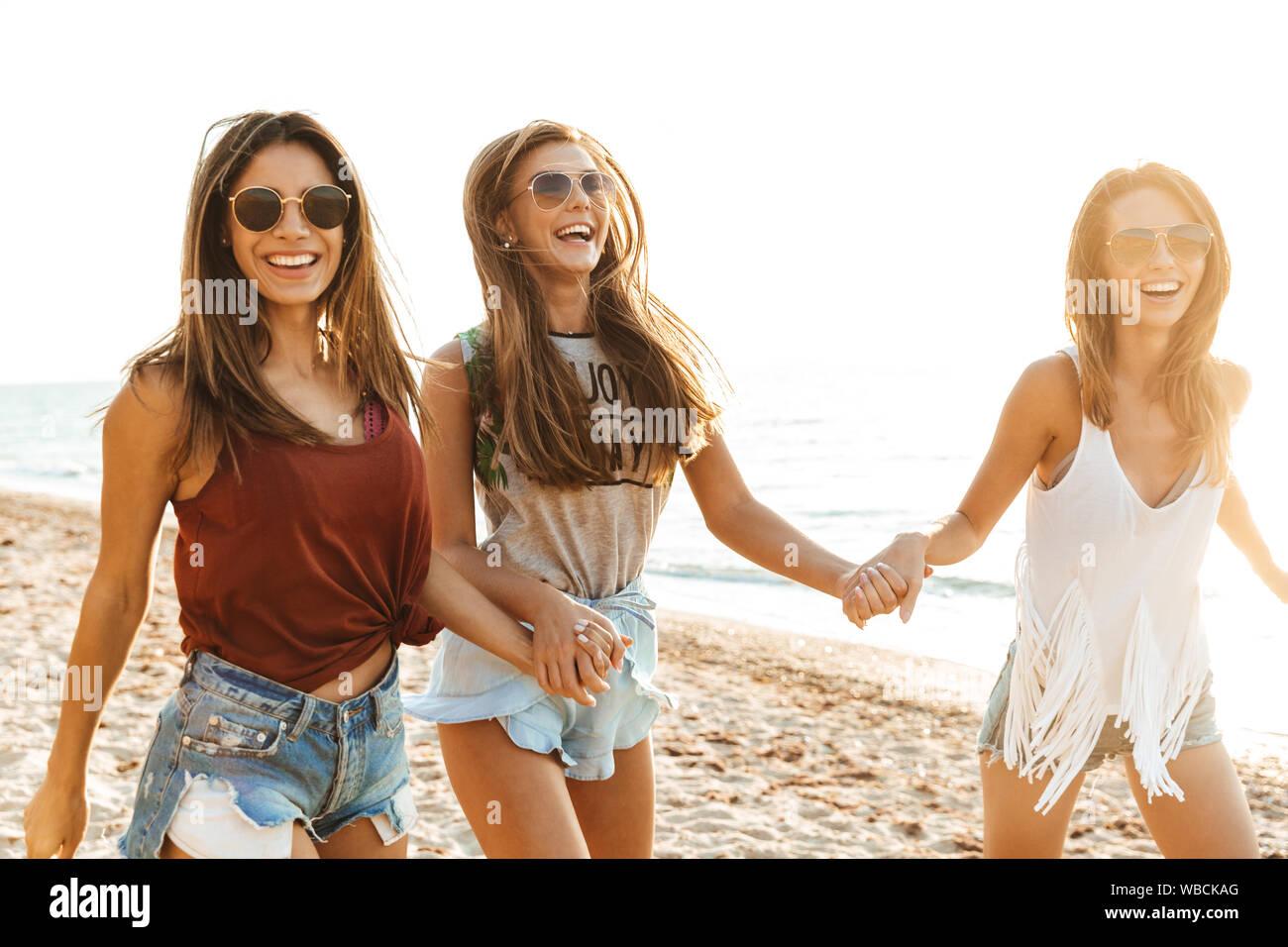 Girls holding hands hi-res stock photography and images - Alamy