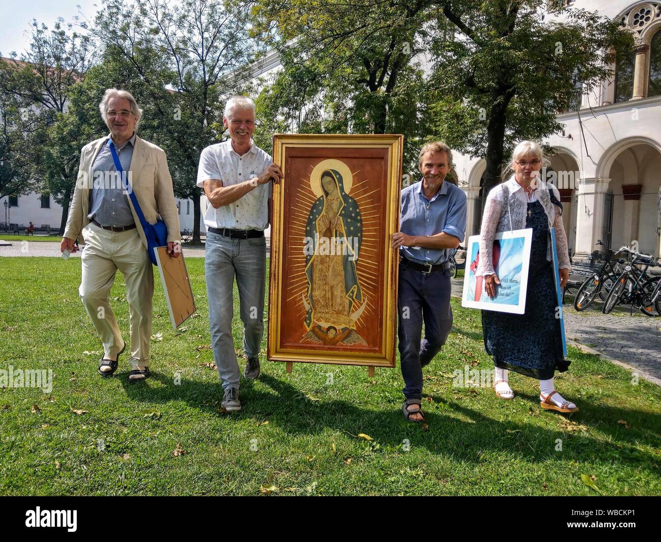 Munich, Bavaria, Germany. 26th Aug, 2019. Anti-abortion activist WOLFGANG HERRING (L) leads a vigil with a painting of the Virgin Mary. Headed by well-known anti abortion activist Wolfgang Herring, a small group of Christian anti-abortion activists marched through the city of Munich, protesting against the Pro Familia organization who offers counseling services for pregnant women, ultimately ending at the Ludwig Maximilian University's Geschwister Scholl Platz. Credit: Sachelle Babbar/ZUMA Wire/Alamy Live News Stock Photo