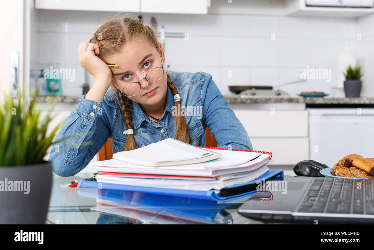делают уроки с ремнем. She is doing her homework. скучно девочки 10 лет. She is doing her homework. дети с дисграфией.