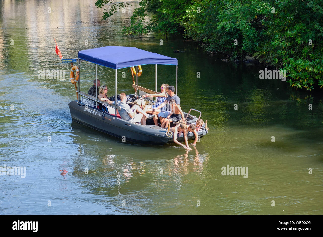 Matlock Bath, Derbyshire, UK: August 26th 2019. Heatwave Temperature sore in the high twenties on Bank holiday Monday. People enjoy an ice cream along the promenade and a boat trip down the River Derwent. Credit: Ian Francis/Alamy Live News Stock Photo