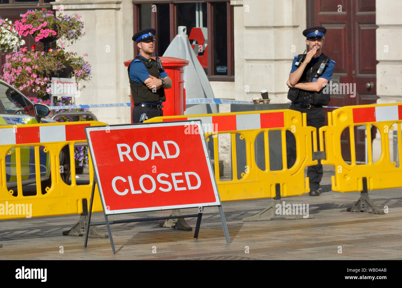 Maidstone, Kent, UK. Police cordon off the town centre on a Sunday morning while forensic teams investigate the scene of several stabbings overnight. Stock Photo